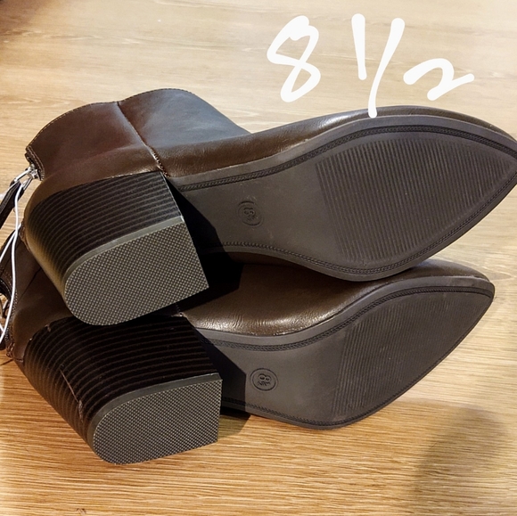 🔥 3/$10 NWOT - Bren Zipper Back Bootie - Brown - Picture 7 of 8